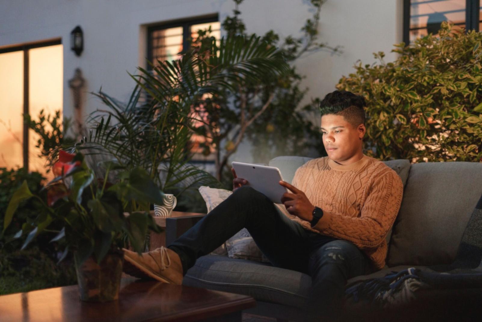 Studierende bei der Analyse von Liquiditätskennzahlen am Computer