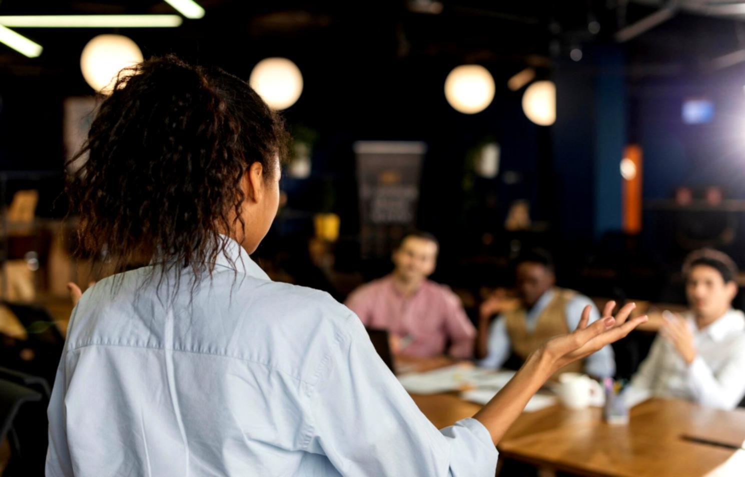 Kursunterlagen und Laptop bei einer Lerneinheit